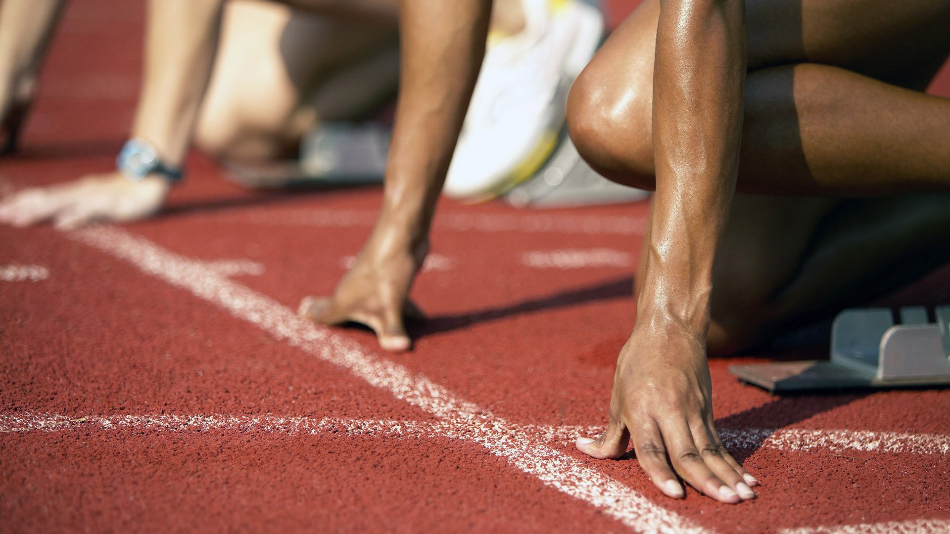 包含比赛局势复杂首场状态出色，巴塞罗那观众沸腾！，德约科维奇重返赛场比赛高潮迭起的词条