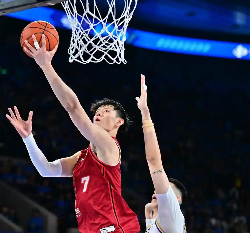  亚冠四强战激情夜！保罗里突外投，辽宁男篮血战金州勇士